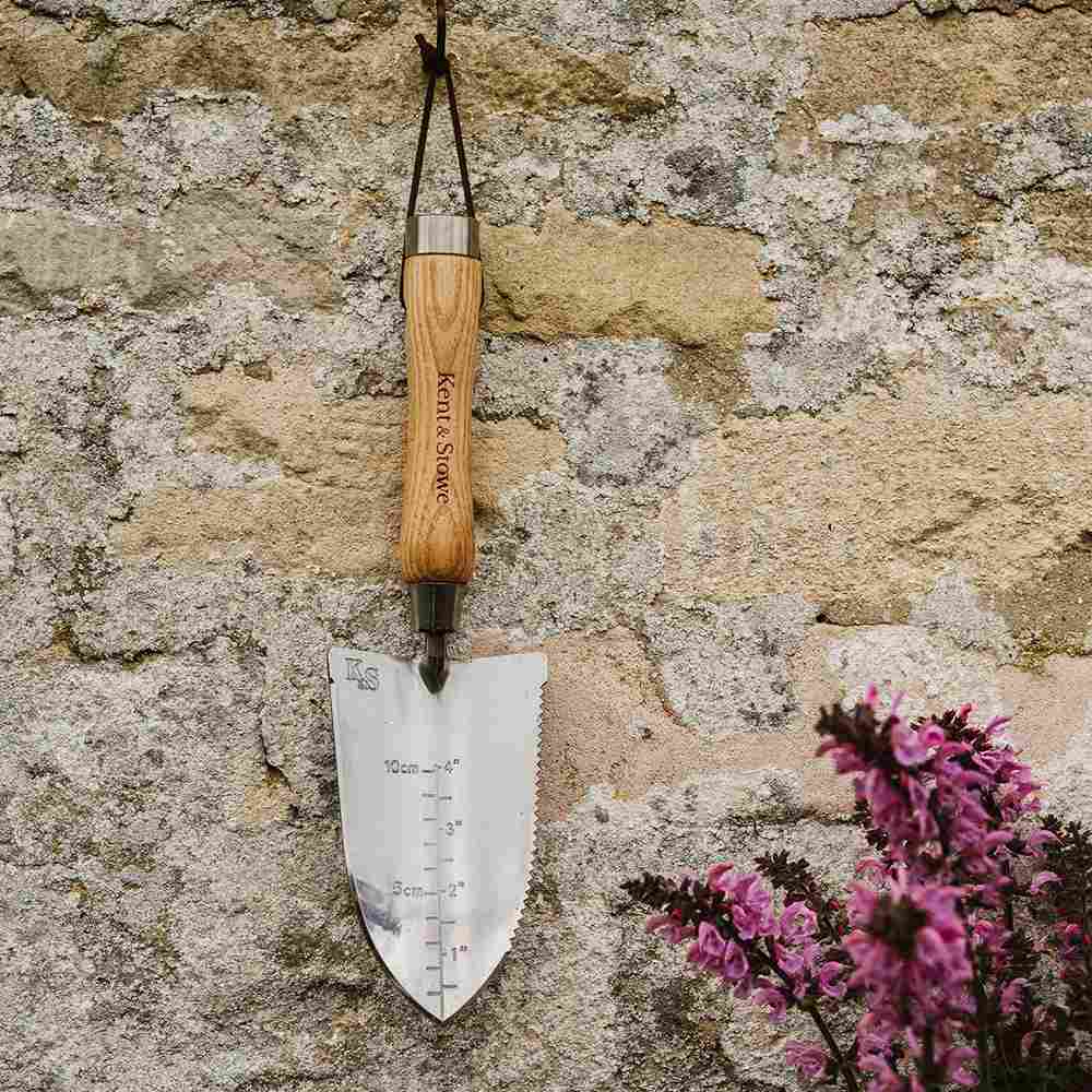 Lopata manuala multifunctionala KENT & STOWE din inox, maner din lemn de frasin, 32 cm, 15 ani de garantie