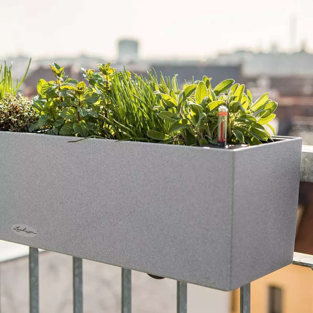 Lechuza Balconera Stone 80 önöntöző balkonláda – 12 l, fehér kőhatású felület