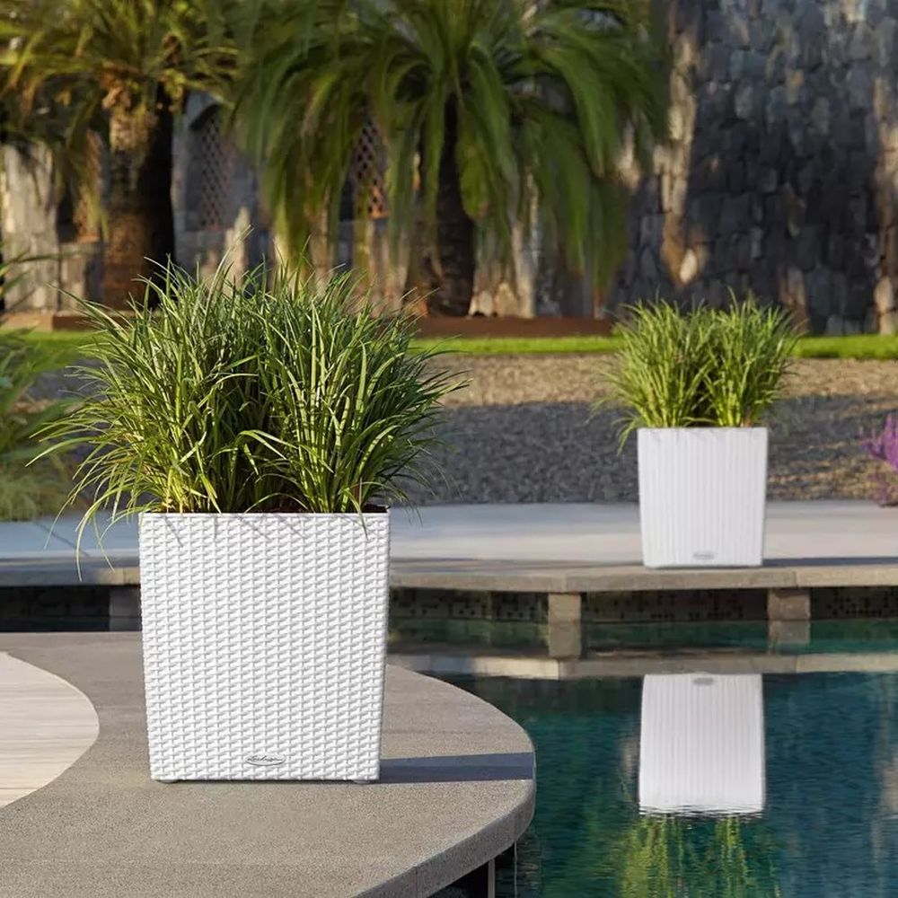 Lechuza Cube Cottage 40 öntözős kaspó – 31 l, fehér rattan hatású, önöntöző rendszerrel