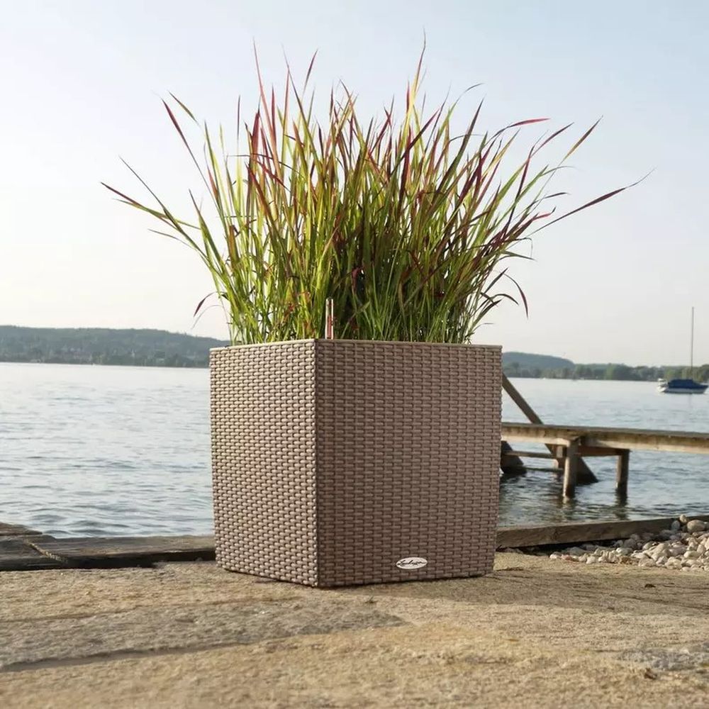 Lechuza Cube Cottage 40 önöntöző kaspó – 31 l, rattan hatású, bézs