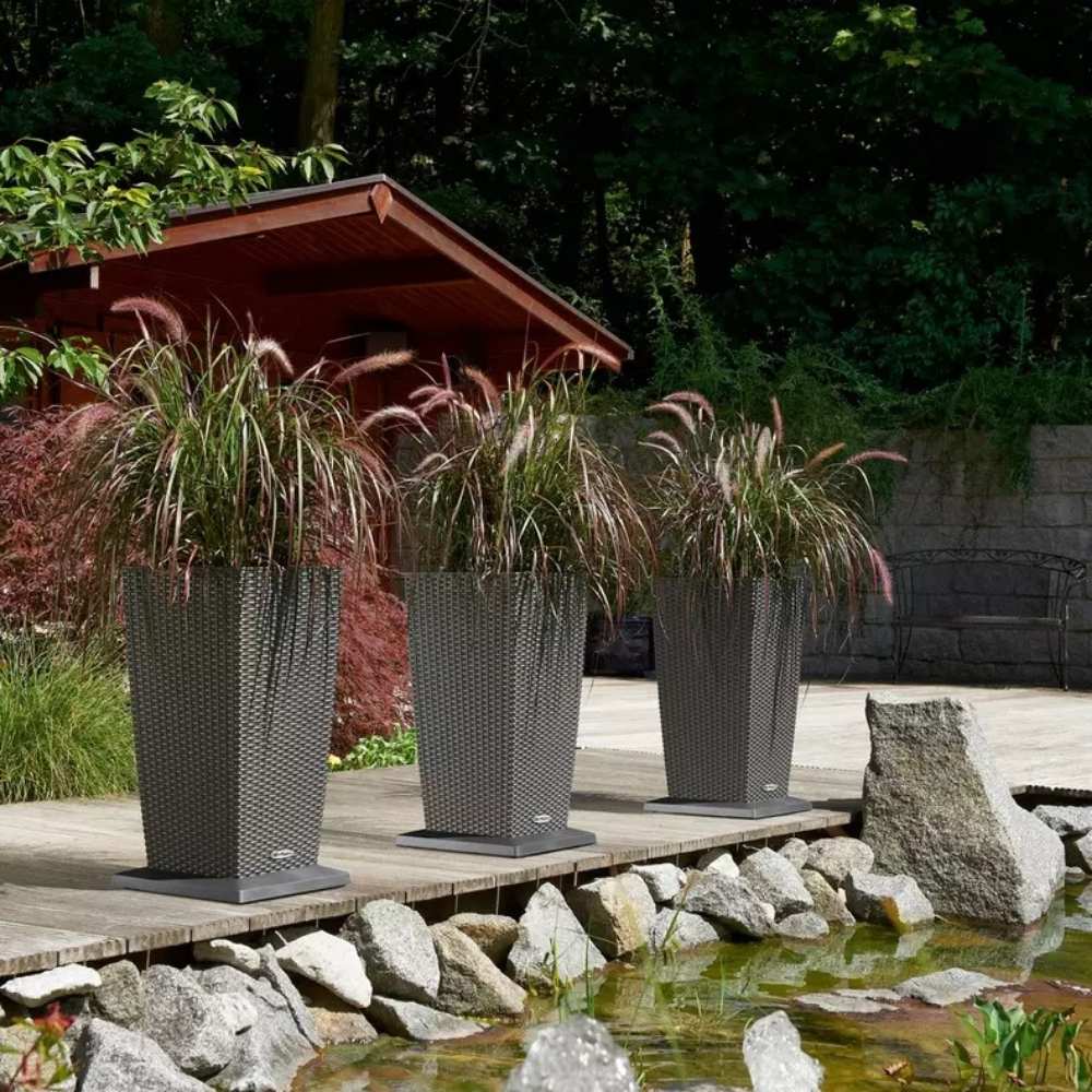 Lechuza Cubico Cottage 30 önöntöző kaspó – rattan hatású, szürke