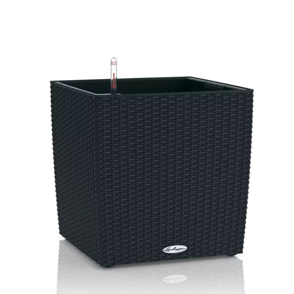 Lechuza Cube Cottage 30 önöntöző kaspó – 12 l, rattan hatású fekete dizájn