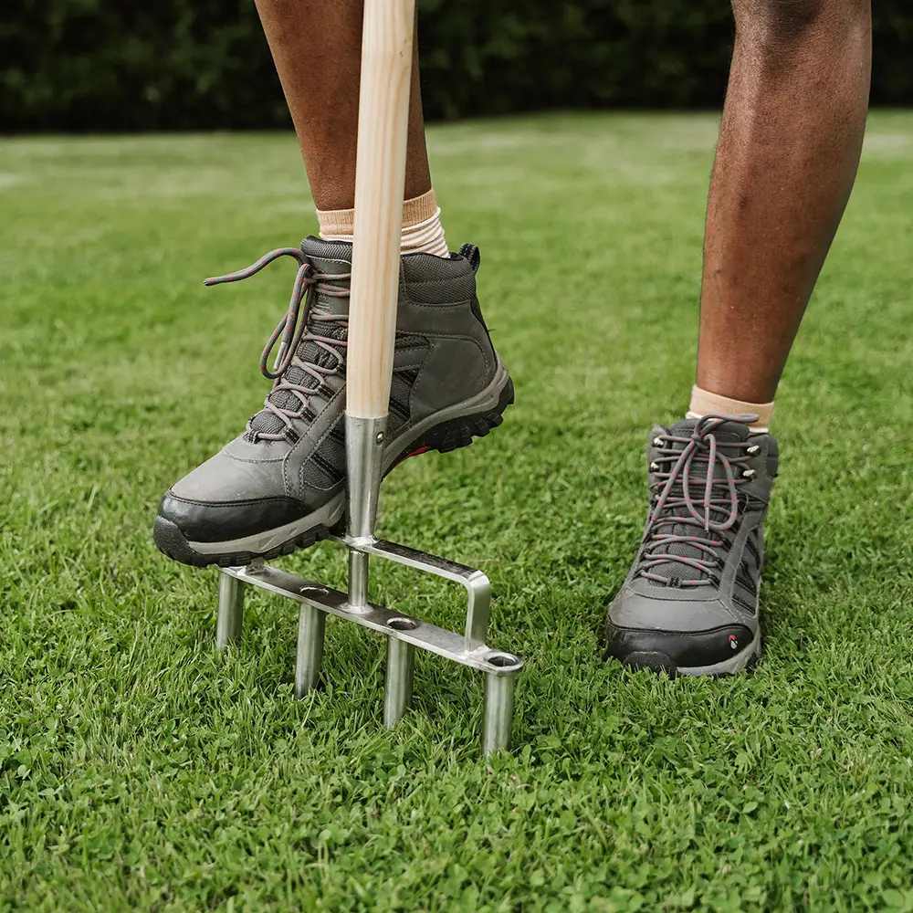 Aerator gazon KENT & STOWE din inox cu dinti tubulari, maner lemn frasin, 4 dinti, 102 cm, 15 ani de garantie