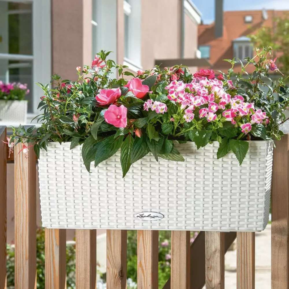 Lechuza Balconera Cottage 50 önöntöző balkonláda – fehér rátán hatású, 8 l