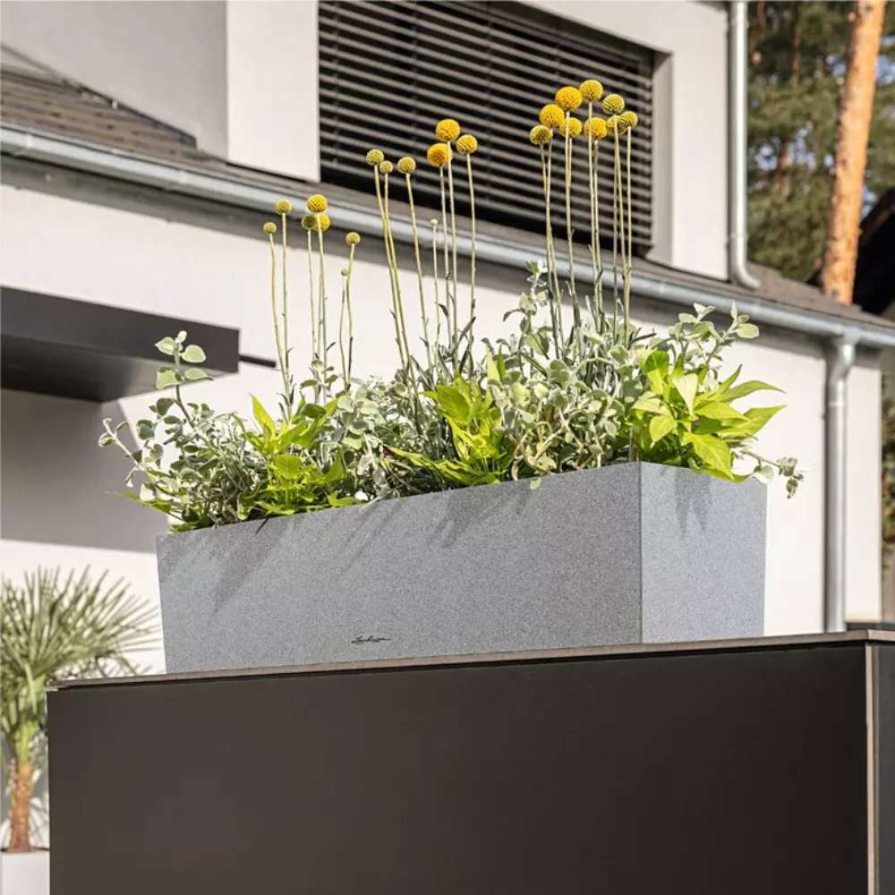 Lechuza Balconera Stone 80 önöntöző balkonláda – 12 l, fehér kőhatású felület