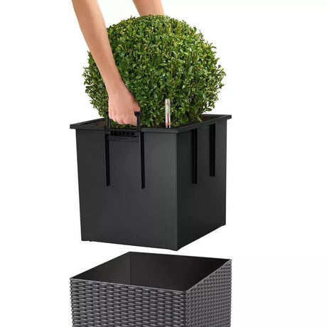 Lechuza Cube Cottage 40 öntözős kaspó – 31 l, fehér rattan hatású, önöntöző rendszerrel