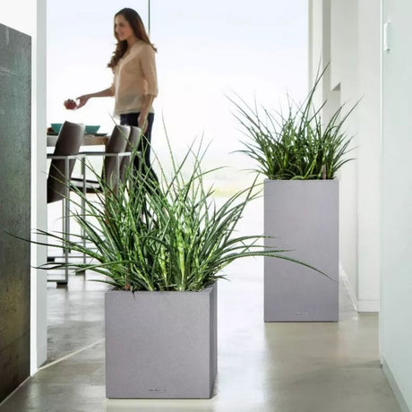 Lechuza CANTO Stone Low 30 önöntöző kaspó – 12 l, kőhatású szürke design