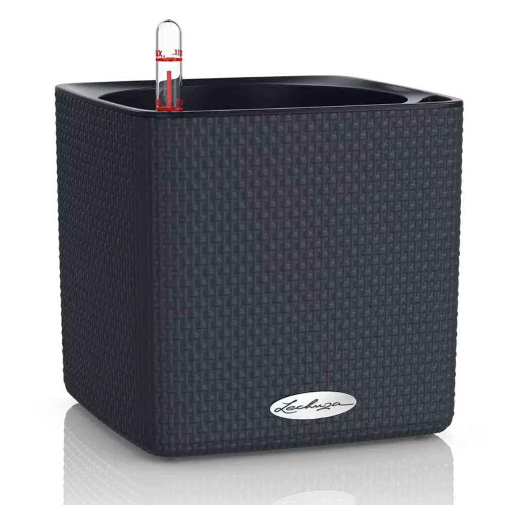Lechuza CUBE Color 16 öntözős kaspó – elegáns rattanhatású fekete dizájn