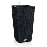 Lechuza Cubico Cottage 30 önöntöző kaspó – 14 l, rattan hatású, fekete