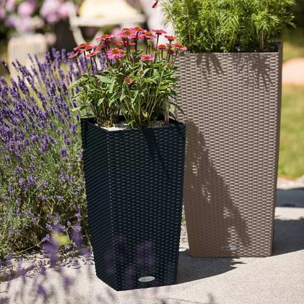 Lechuza Cubico Cottage 30 önöntöző kaspó – 14 l, rattan hatású, fekete