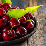 Cires (Prunus Avium) Bigarreau Burlat, cu fructe dulci rosii-inchis