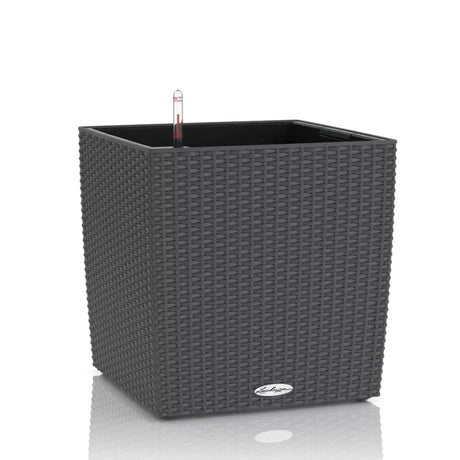 Lechuza Cube Cottage 30 önöntöző kaspó – 12 l, rattan hatású, szürke