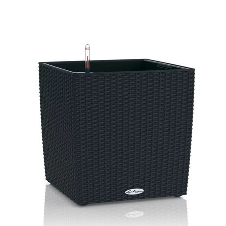 Lechuza Cube Cottage 40 önöntöző kaspó – 31 l, rattan hatású fekete dizájn